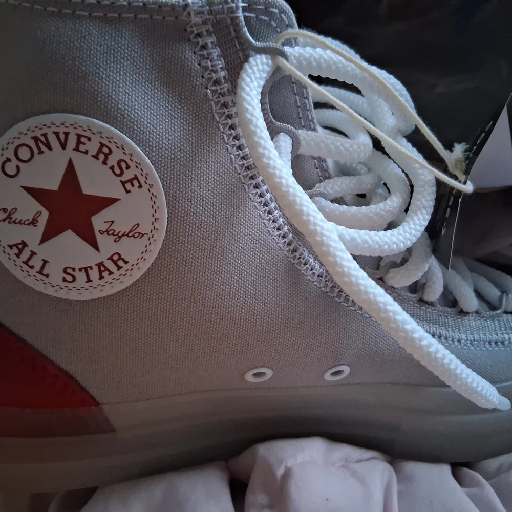 Converse Men's Red And White Sneaker - Picture 5 of 9